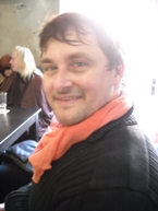 Carsten Sugland (Schlagzeug, Text, Gesang, Gitarre, Xylophon, Conga)